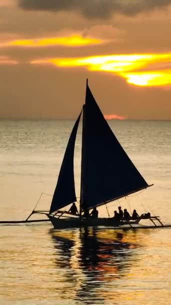 ボラカイ島のサンセットビューのパラワセーリングボート フィリピン 垂直ビュー — ストック動画