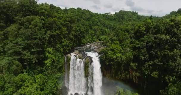 环绕着茂盛的植被和高耸的高山的瀑布 利蒙山瀑布 菲律宾棉兰老岛 — 图库视频影像