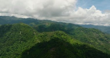 Yağmur ormanlarıyla kaplı güzel dağ manzarası. Mindanao, Filipinler.