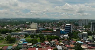 Bulutların ve mavi gökyüzünün altında Mindanao 'nun başkentinin güzel hava manzarası. Davao Şehri. Mindanao, Filipinler.