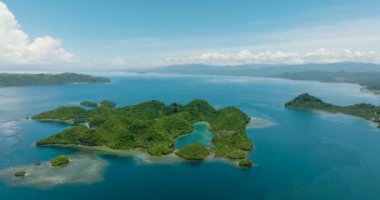 Göl kenarlı tropik bir ada. Tinago Adası. Mindanao, Filipinler. Yaz ve seyahat konsepti.