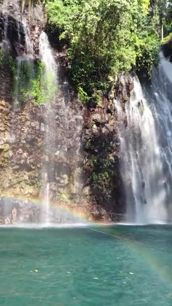 ティナゴ秋の岩の構造の上の水の流れ ラナオ ノルタ フィリピン ミンダナオ 垂直ビュー — ストック動画