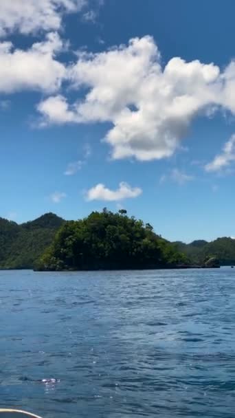 Ilha Tropical Cercada Por Mar Azul Céu Azul Nuvens Sohoton — Vídeo de Stock