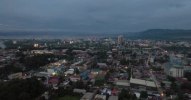 Cagayan de Oro 'daki binaların ve köyün üzerinden uçuyor. Mindanao, Filipinler.