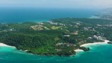 Boracay Adası, beyaz kumlu plajlar ve berrak turkuaz sular. Filipinler.