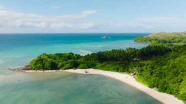 Berrak turkuaz deniz suyuyla tropik kumlu sahil. Santa Fe, Tablas, Romblon. Filipinler.