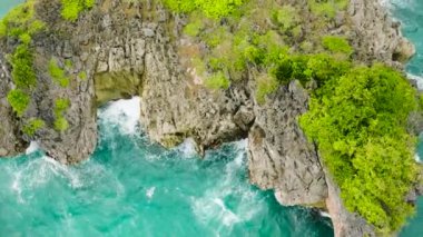 Güzel deniz dalgaları Boracay, Filipinler 'deki kayalık kıyı şeridine vuruyor..