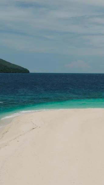 Litoral Com Praia Areia Branca Ondas Cristalinas Oceano Ilha Branca — Vídeo de Stock
