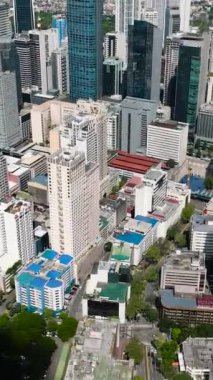 Makati 'deki en iyi apartman ve iş binaları manzarası. Metro Manila, Filipinler. Dikey görünüm.