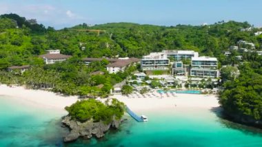 Güzel beyaz kumları ve turkuaz deniz suyu olan sahil beldeleri. Punta Bunga, Boracay, Filipinler.