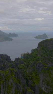 Miniloc Adası 'nda kaya oluşumu. El Nido, Palawan 'daki adalar. Filipinler. Dikey görünüm.