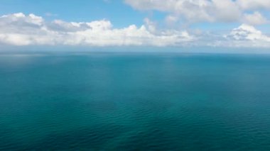 Mavi deniz manzaralı mercanlar. Mavi gökyüzü ve bulutlar. Boracay, Filipinler.