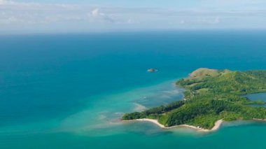 Turkuaz deniz suyu ve Cabangajan Adası çevresinde mercanlar. Santa Fe, Tablas, Romblon. Filipinler.