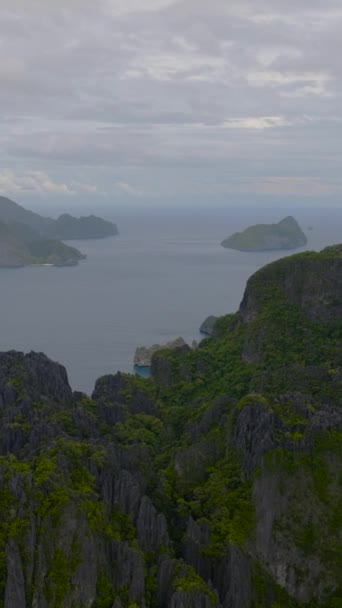Miniloc岛上的岩层巴拉望El Nido群岛 菲律宾 纵向观点 — 图库视频影像
