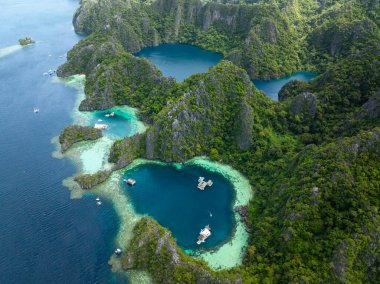 Lagünler ve Barakuda Gölü muhteşem kireçtaşı oluşumuyla. Coron, Palawan. Filipinler.