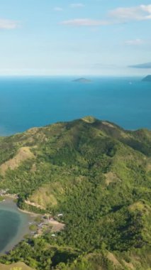 Güzel dağ ormanları olan tropik bir ada. Mati, Davao Oriental. Filipinler. Dikey görünüm.