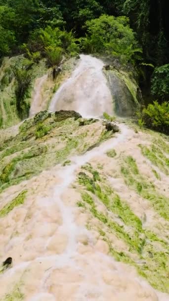 Vertikale Ansicht Der Natürlichen Heißen Quelle Bilawa Wasserfall Maco Davao — Stockvideo