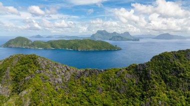 Adaların tropik manzarası ve mavi deniz. Mavi gökyüzü ve bulutlar. El Nido, Filipinler.