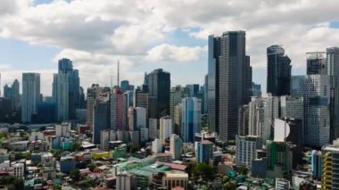 Metro Manila, Makati City 'deki binaların havadan görüntüsü. Filipinler.