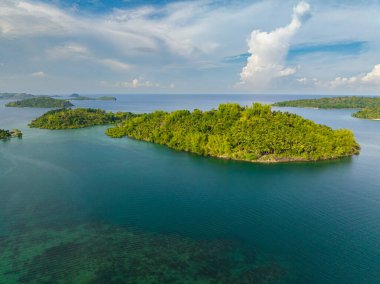 Mavi gökyüzü ve bulutlar altında en büyük adalar kümesi araştırması. Mavi deniz ve mercanlar. Bir zamanlar Islas. Mindanao, Filipinler.
