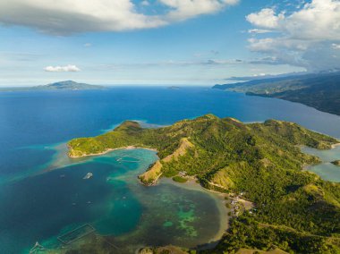 Davao Oriental, Mati 'deki Uyuyan Dinozor Adası' nın havadan görünüşü. Filipinler.