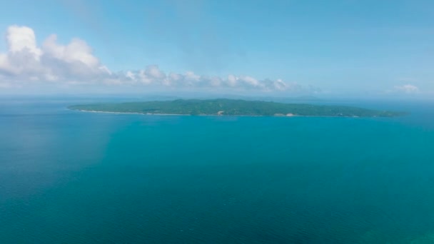 Drone Widok Carabao Island Otoczony Przez Błękitne Morze Niebieskie Niebo — Wideo stockowe