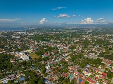 Şehir manzarası: General Santos City, gündüz vakti güzel bir şehir. Mavi gökyüzü ve bulutlar. Mindanao, Filipinler.