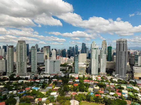 İş binaları ve yerleşim alanları. Makati Skyline. Metro Manila Şehir Manzarası. Filipinler.