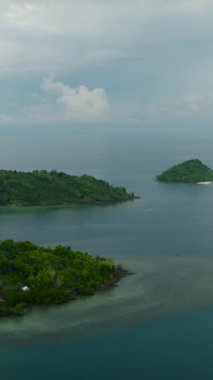 Mavi denizle çevrili tropik adalar. Bir zamanlar Islas. Zamboanga 'da. Mindanao, Filipinler. Dikey görünüm.