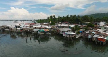 Zamboanga del Sur 'daki balıkçıların gecekondu evleri. Mindanao, Filipinler.
