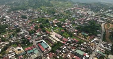 Marawi şehrinin havadan aşağı manzarası ve caddelerde yoğun bir hayat. Mindanao, Filipinler.
