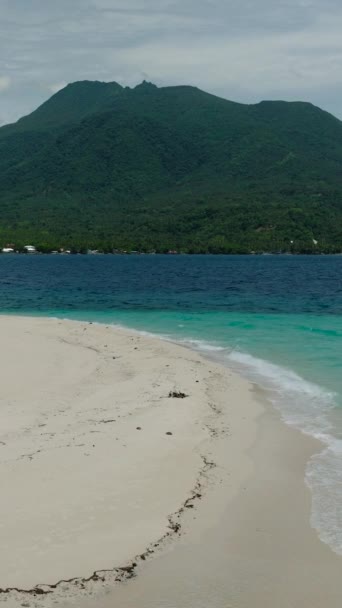 Zielone Fale Oceanu Białej Piaszczystej Plaży White Island Camiguin Filipiny — Wideo stockowe
