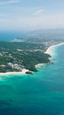 Boracay Adası 'ndaki turkuaz suları olan plajların havadan görüntüsü. Filipinler. Dikey görünüm.