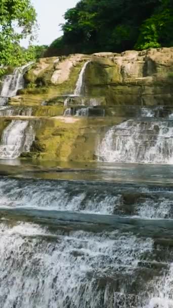 Tinuy An瀑布与多层次的岩石和水花在缓慢的运动 Bislig Surigao Del Sur 菲律宾 纵向观点 — 图库视频影像