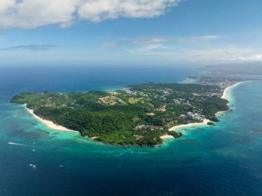 Boracay Adası, beyaz kumlu plajlar ve berrak turkuaz sular. Filipinler.