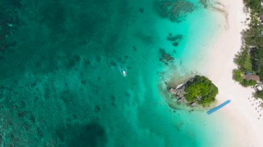 Punta Bunga Sahili 'nde turkuaz suların ve mercanların üzerinde tekne. Boracay, Filipinler 'de beyaz kum.