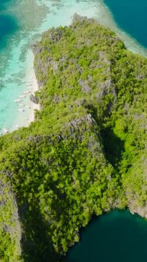 Coron, Palawan 'daki Kara Göl ve Banul Sahili üzerinde uçuyor. Filipinler. Dikey görünüm.