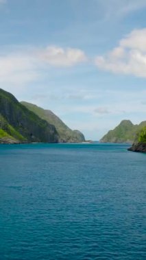 Mavi denizi ve güzel kaya oluşumları olan tropik adalar. El Nido, Palawan. Filipinler. Dikey görünüm.