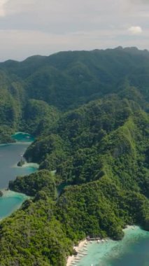 Adalardaki bir grup tekne ve Palawan, Coron 'daki lagünlerdeki. Filipinler. Dikey görünüm.