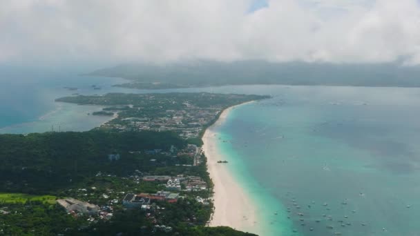 Τροπικές Παραλίες Βάρκες Πάνω Από Γαλαζοπράσινα Νερά Και Κύματα Boracay — Αρχείο Βίντεο