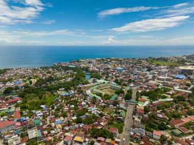 Iligan şehrinin panorama drone görüntüsü. Mavi gökyüzü ve bulutlar. Kuzey Mindanao, Filipinler.