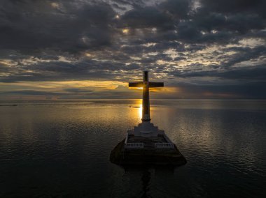 Camiguin Adası 'nda günbatımı geçmişi olan batık bir mezarlık. Filipinler 'in tarihi simgesi. Seyahat güzergahı. Denizin üstünde alacakaranlık.