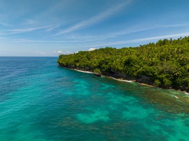 Okyanus dalgaları Samal Adası kıyısına çarpıyor. Davao, Filipinler.