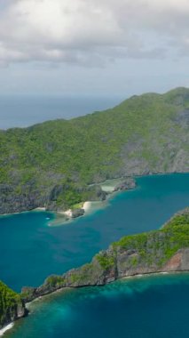 Tapiutan Adası ve Matinloc Adası 'nın mavi deniz manzarası. El Nido, Palawan. Filipinler. Dikey görünüm.