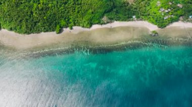Santa Fe, Tablas, Romblon 'daki turkuaz deniz suyu ve plajda güneş ışığının yansımasının en üst görüntüsü. Filipinler.
