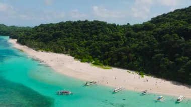 Puka Shell Beach 'in insansız hava aracı görüntüsü. Turkuaz sularda teknesi olan beyaz kumlu bir sahil. Boracay, Filipinler.