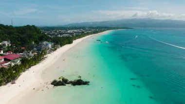 Şeffaf deniz suyuyla sahil manzarası ve beyaz kumlarda dalgalar. Boracay Adası. Filipinler.