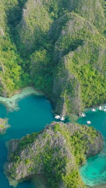 Бирюзовые Лагуны Лодками Известняковых Островах Озеро Каянган Корон Палаван Филиппины — стоковое видео