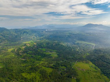 Tropikal Ada 'da yağmur ormanları olan bir dağ. Mavi gökyüzü ve bulutlar. Mindanao, Filipinler.