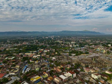 Cityscape: Cotabato City, gündüz vakti güzel bir şehir. Mavi gökyüzü ve bulutlar. Mindanao, Filipinler.